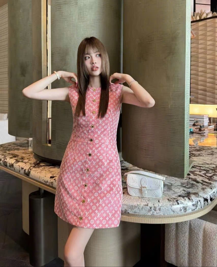 Đầm hồng sát nách nữ LV 3