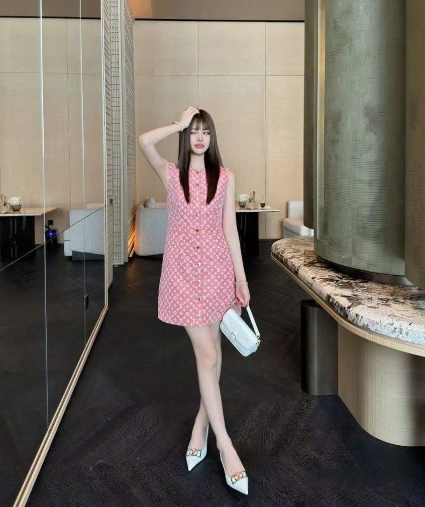 Đầm hồng sát nách nữ LV 6