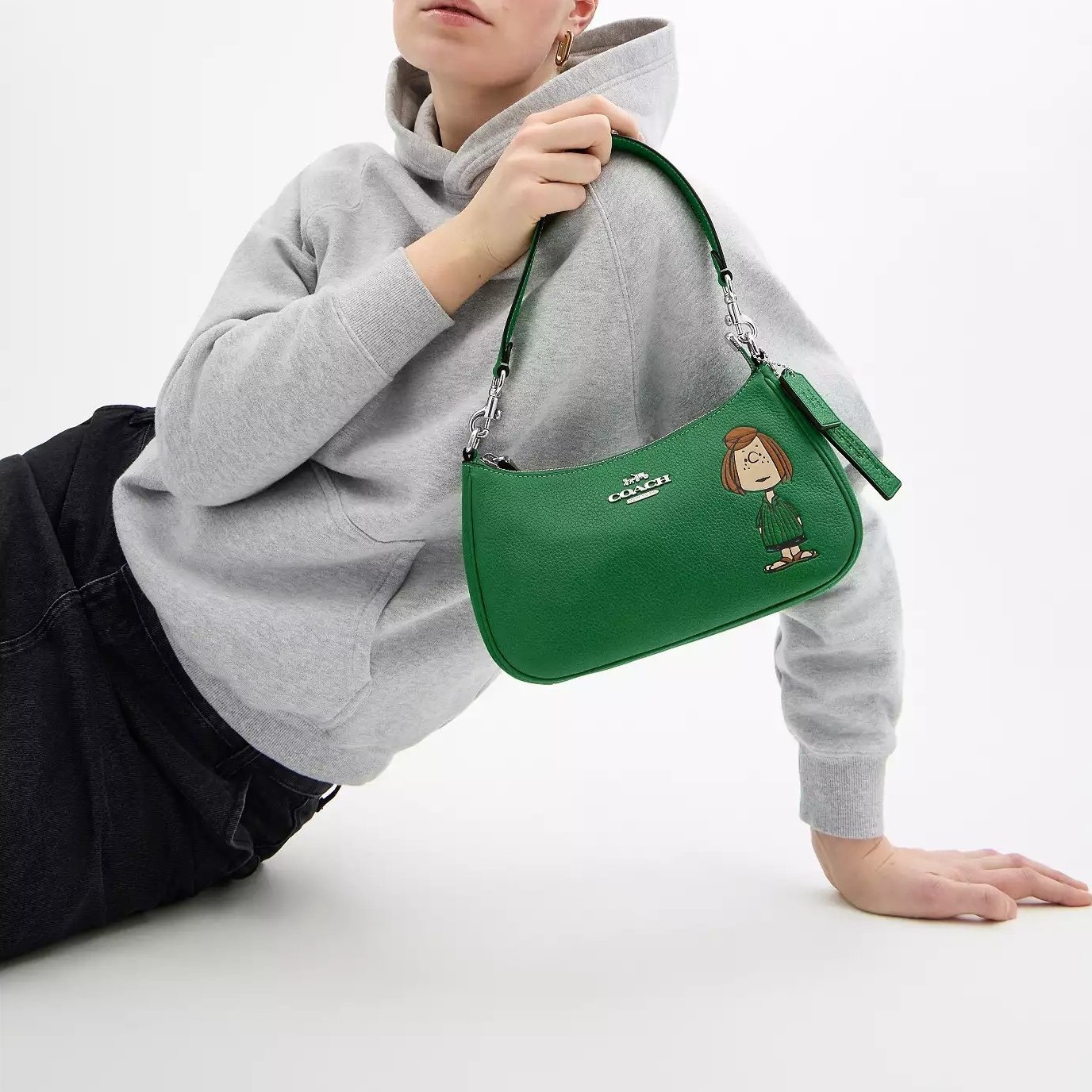 Túi Coach X Peanuts Teri Shoulder Bag With Peppermint Patty Kelly Green Multi CBJ77 10