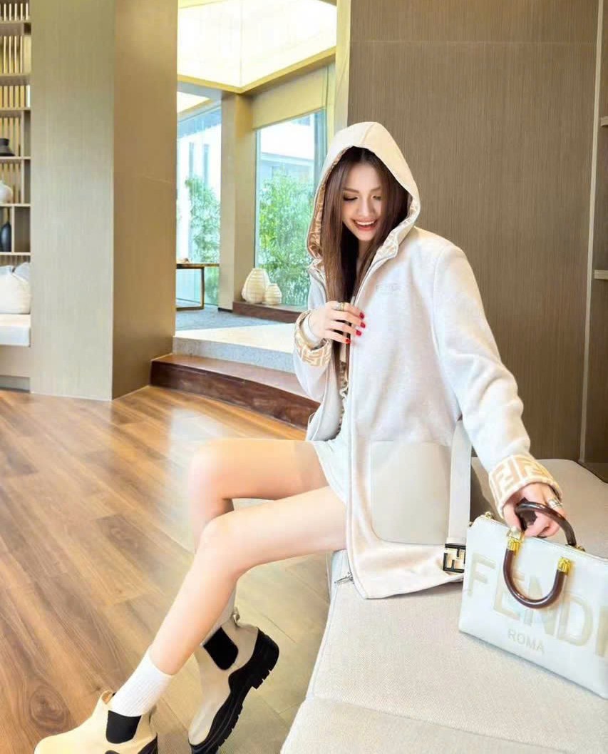 Áo khoác dạ có nón Fendi 11