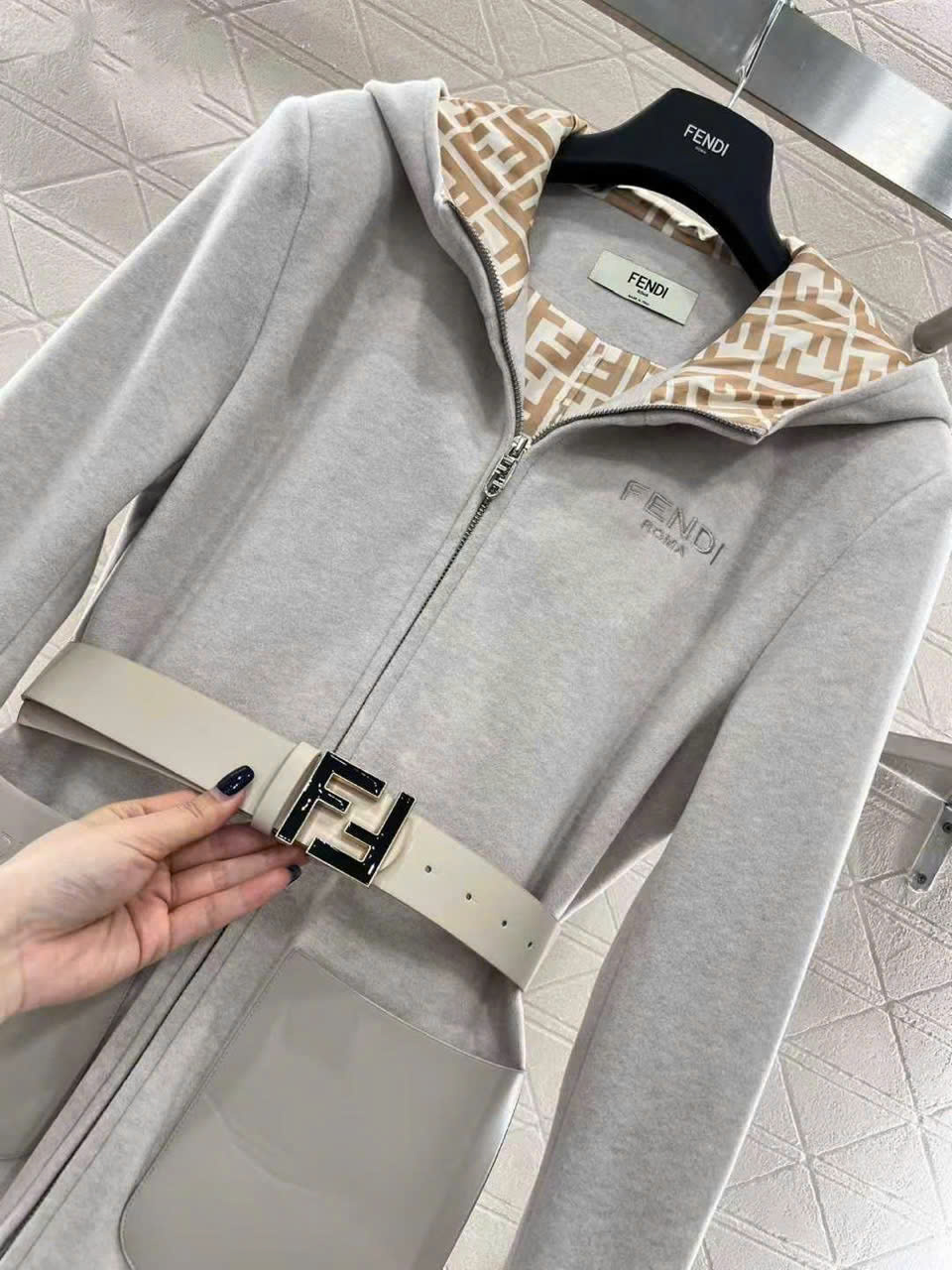 Áo khoác dạ có nón Fendi 16