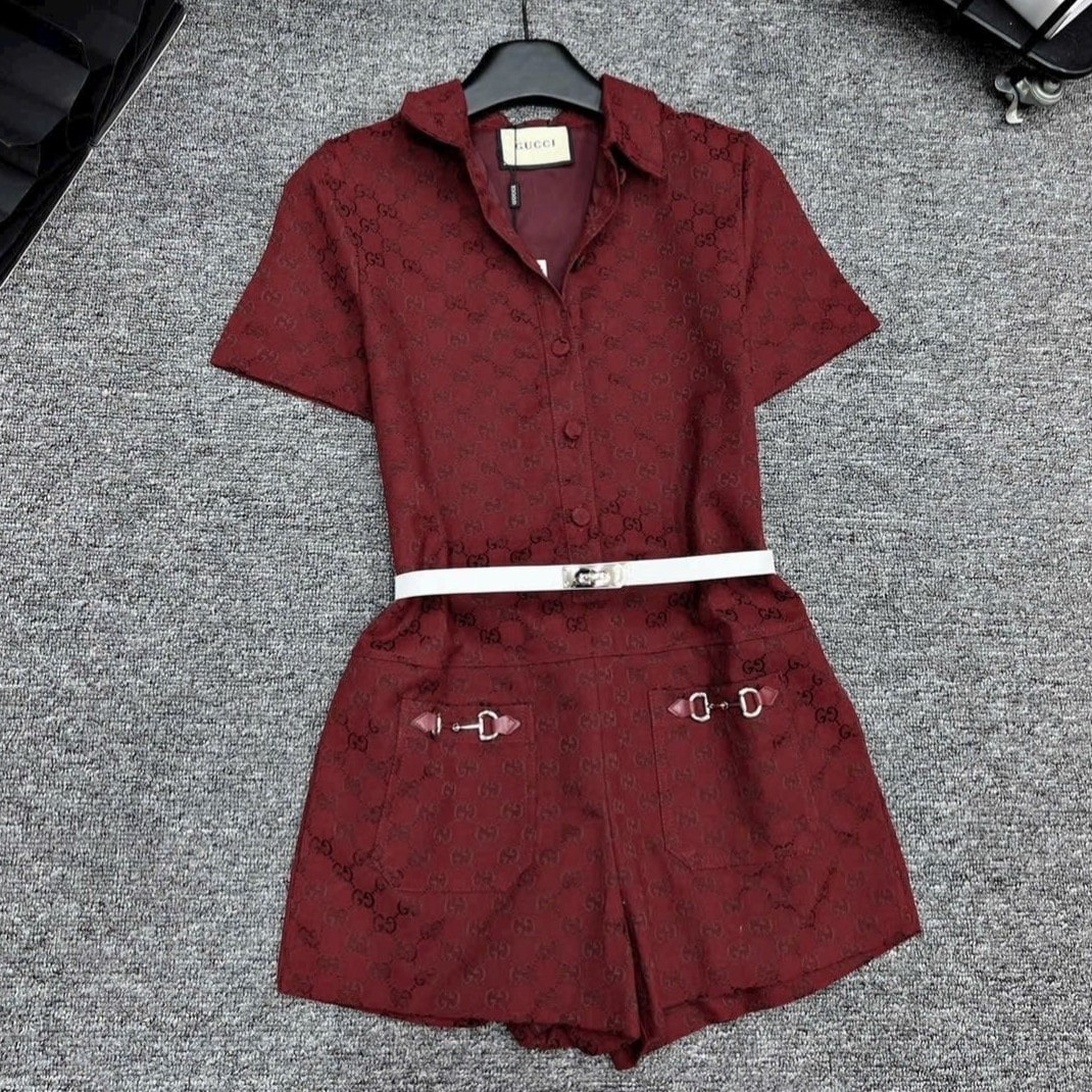 Bộ jumpsuit đỏ kèm thắt lưng nữ Gucci 1