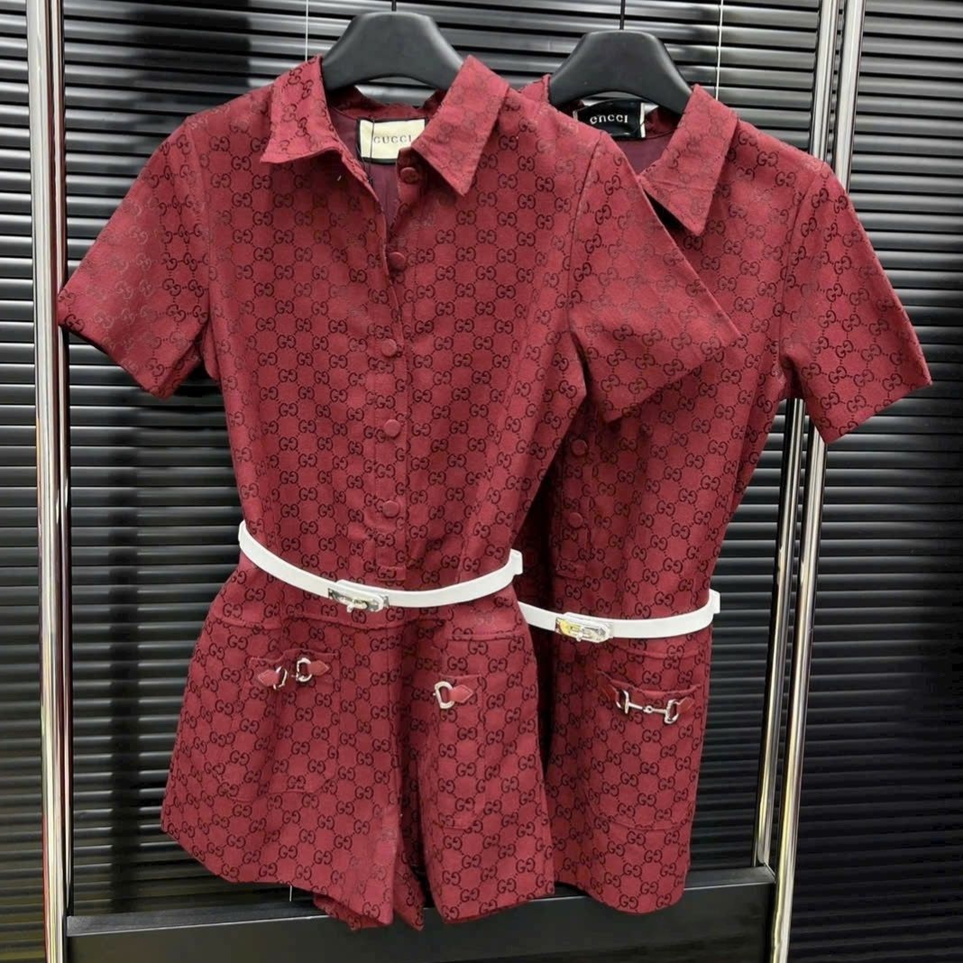 Bộ jumpsuit đỏ kèm thắt lưng nữ Gucci 7