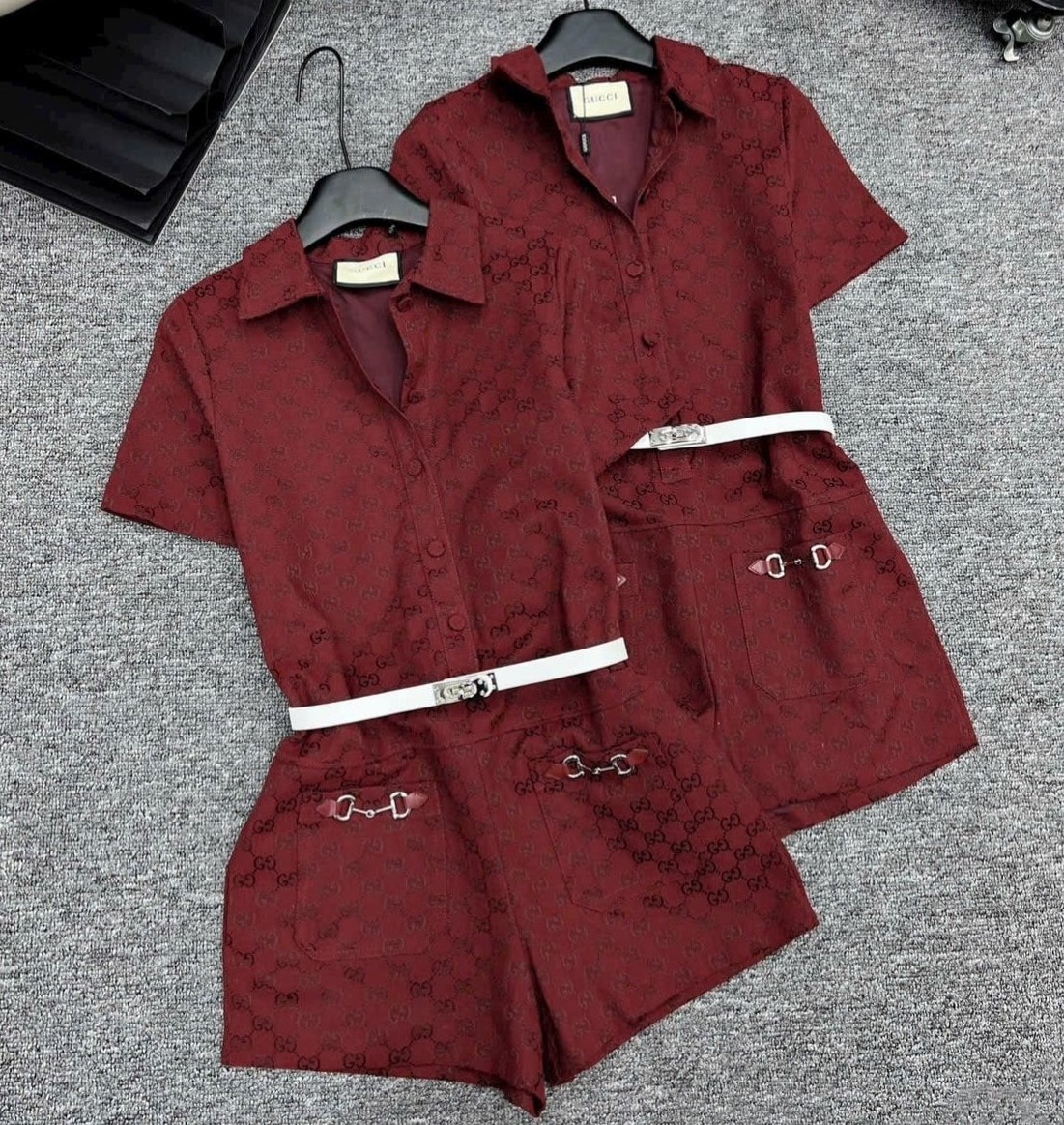 Bộ jumpsuit đỏ kèm thắt lưng nữ Gucci 9