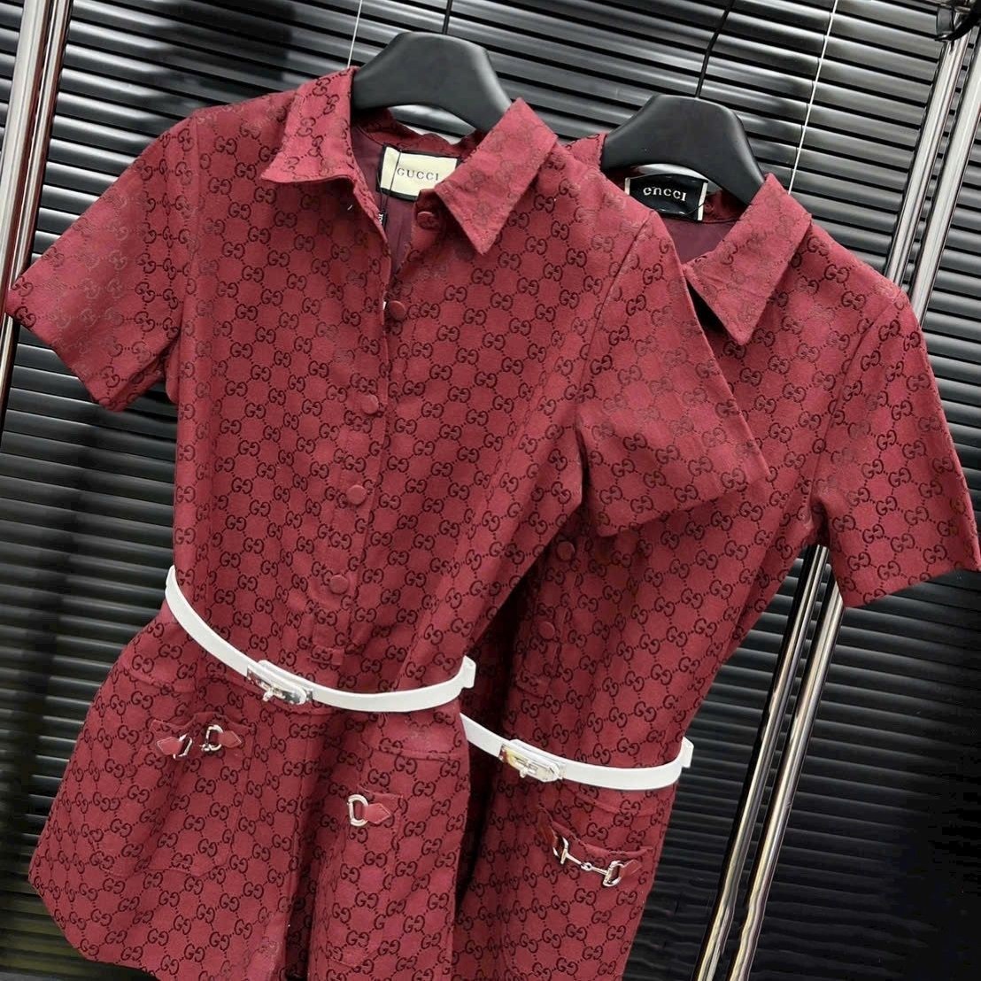 Bộ jumpsuit đỏ kèm thắt lưng nữ Gucci 10