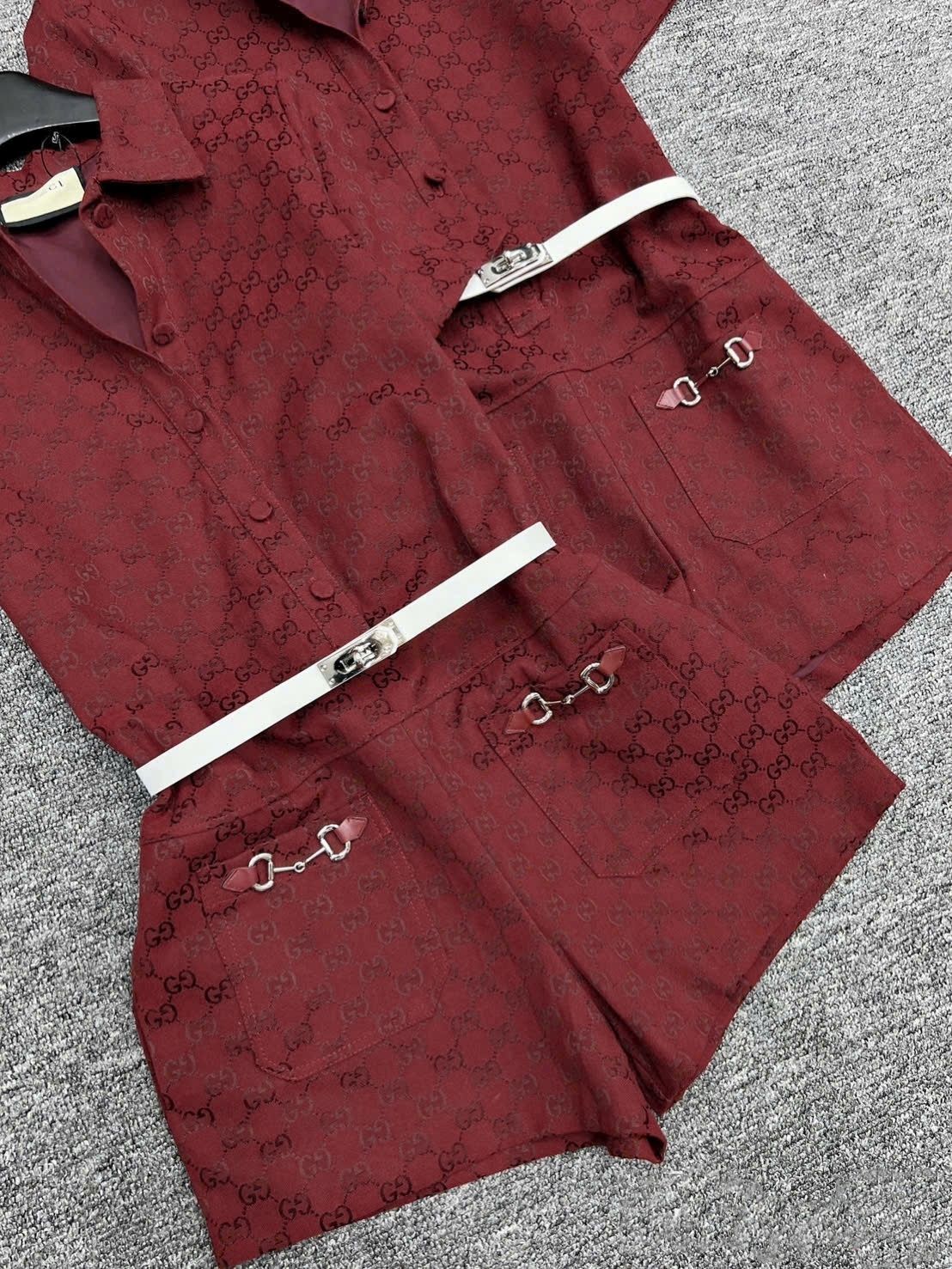 Bộ jumpsuit đỏ kèm thắt lưng nữ Gucci 12