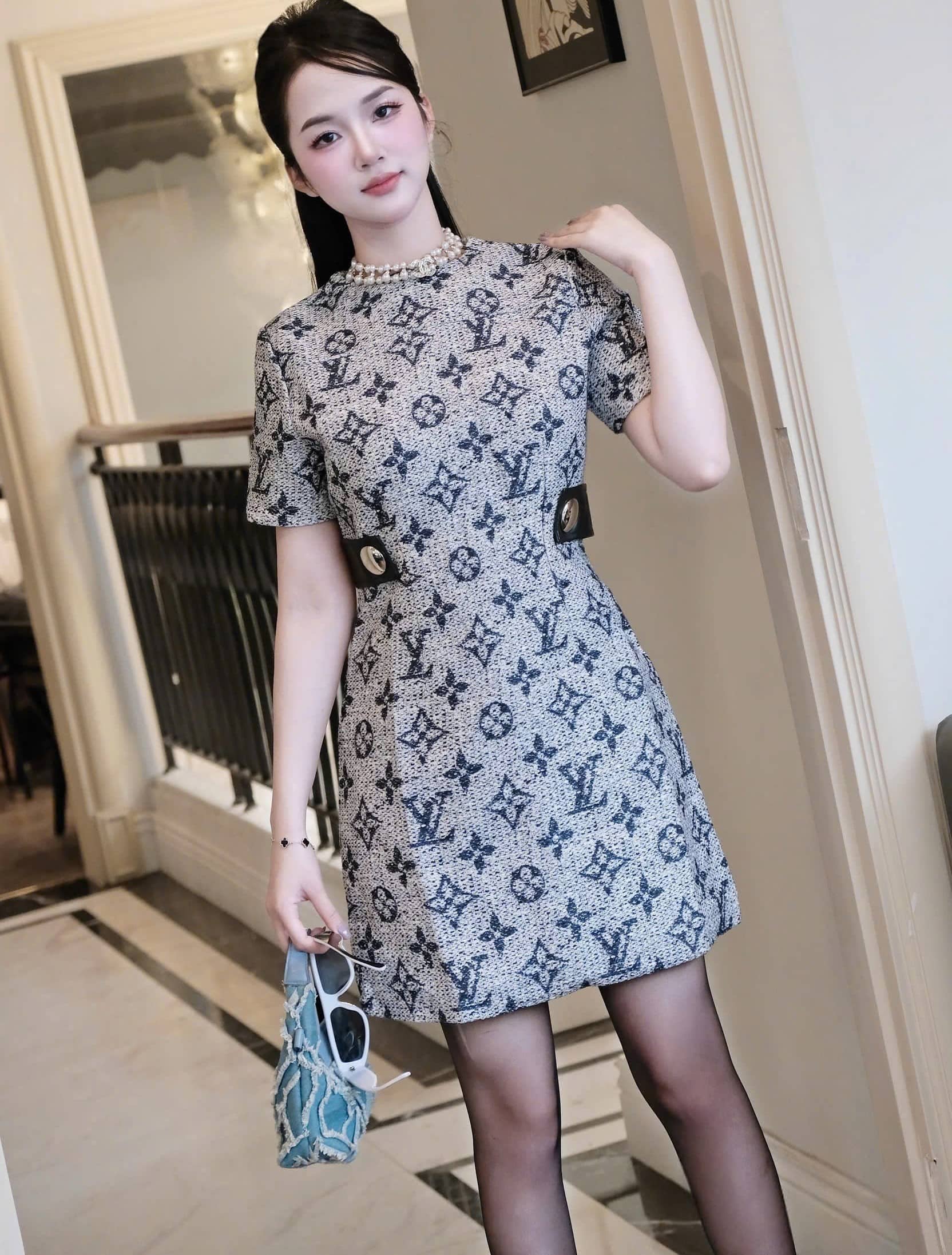 Áo đầm dạ xám tay ngắn LV 8