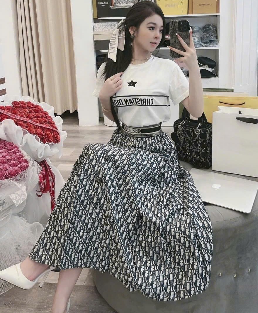 Set áo thun trắng váy dài họa tiết hãng Dior 1
