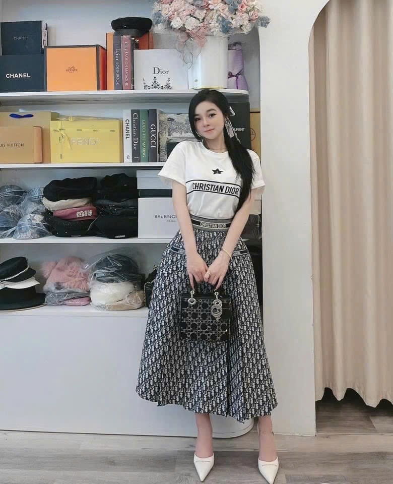 Set áo thun trắng váy dài họa tiết hãng Dior 2