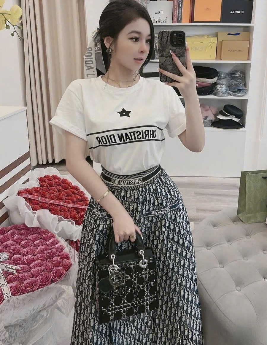 Set áo thun trắng váy dài họa tiết hãng Dior 4
