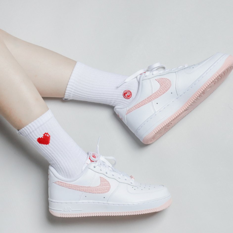 GIÀY THỂ THAO NỮ NIKE AIR FORCE 1 07 LOW VD VALENTINE´S DAY WHITE ATMOSPHERE UNIVERSITY RED SAIL DQ9320-100 3