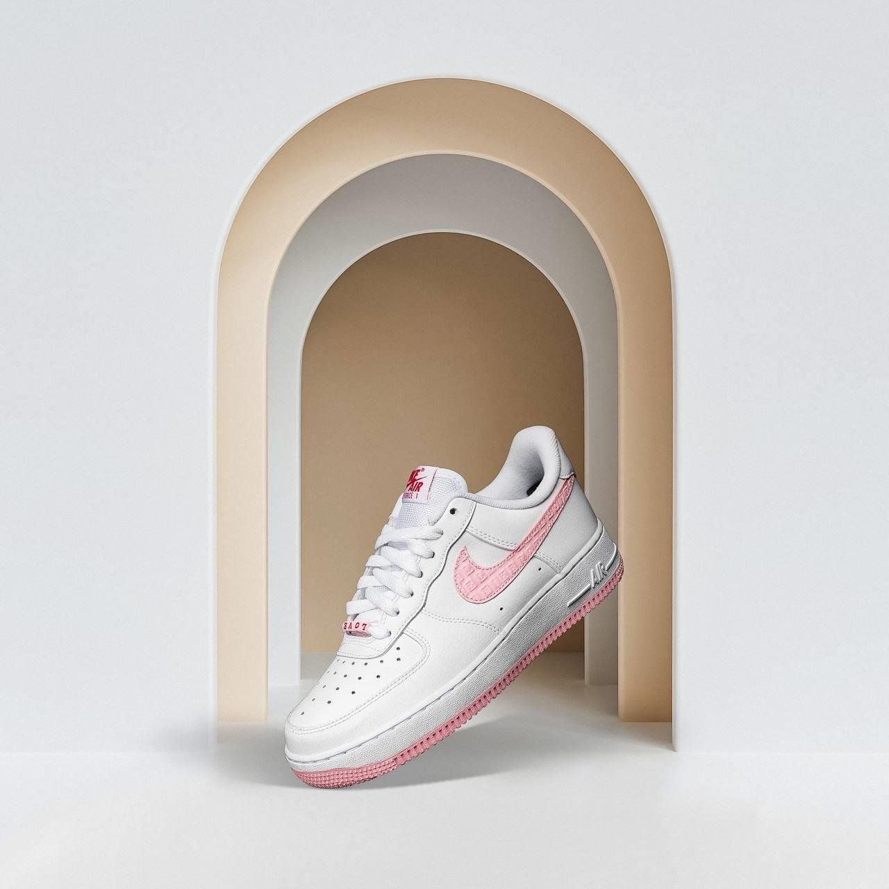 GIÀY THỂ THAO NỮ NIKE AIR FORCE 1 07 LOW VD VALENTINE´S DAY WHITE ATMOSPHERE UNIVERSITY RED SAIL DQ9320-100 8