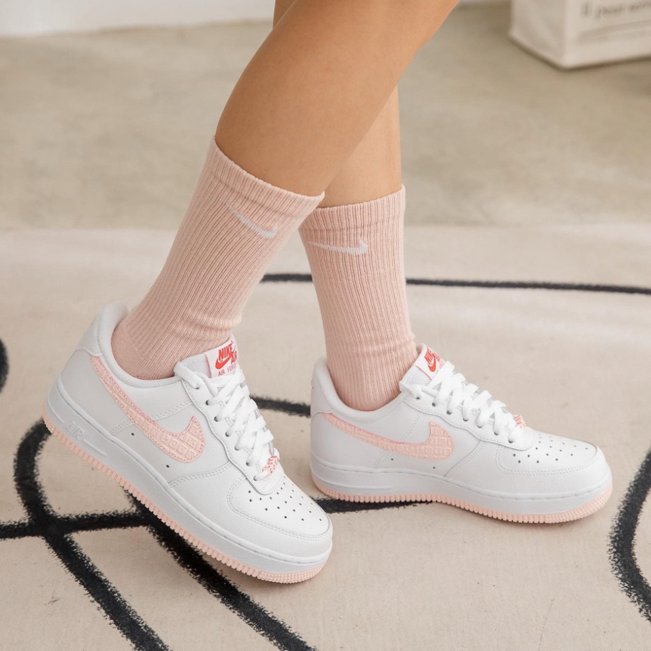 GIÀY THỂ THAO NỮ NIKE AIR FORCE 1 07 LOW VD VALENTINE´S DAY WHITE ATMOSPHERE UNIVERSITY RED SAIL DQ9320-100 16