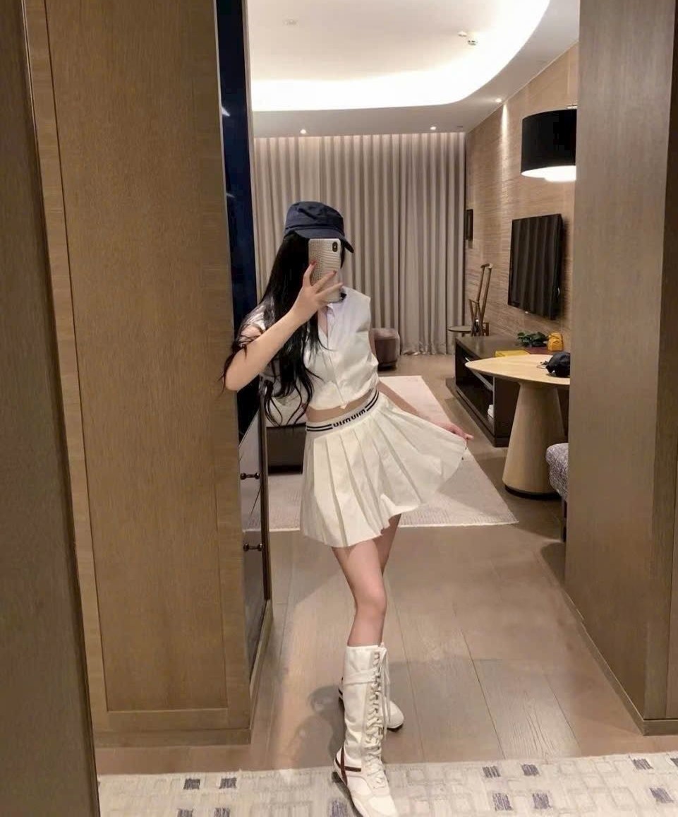 Set áo croptop váy ngắn xếp ly MiuMiu 1