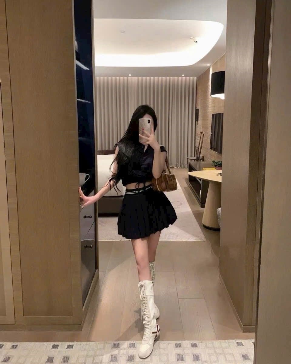 Set áo croptop váy ngắn xếp ly MiuMiu 2