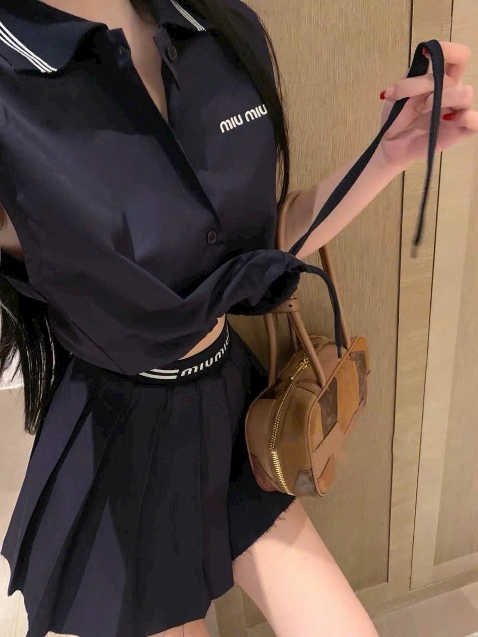 Set áo croptop váy ngắn xếp ly MiuMiu 4