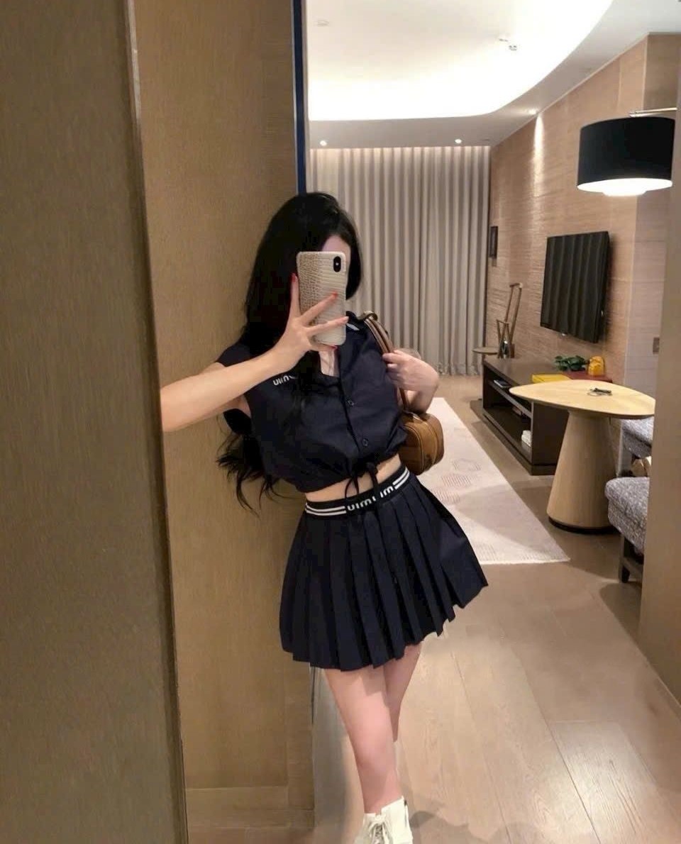 Set áo croptop váy ngắn xếp ly MiuMiu 3