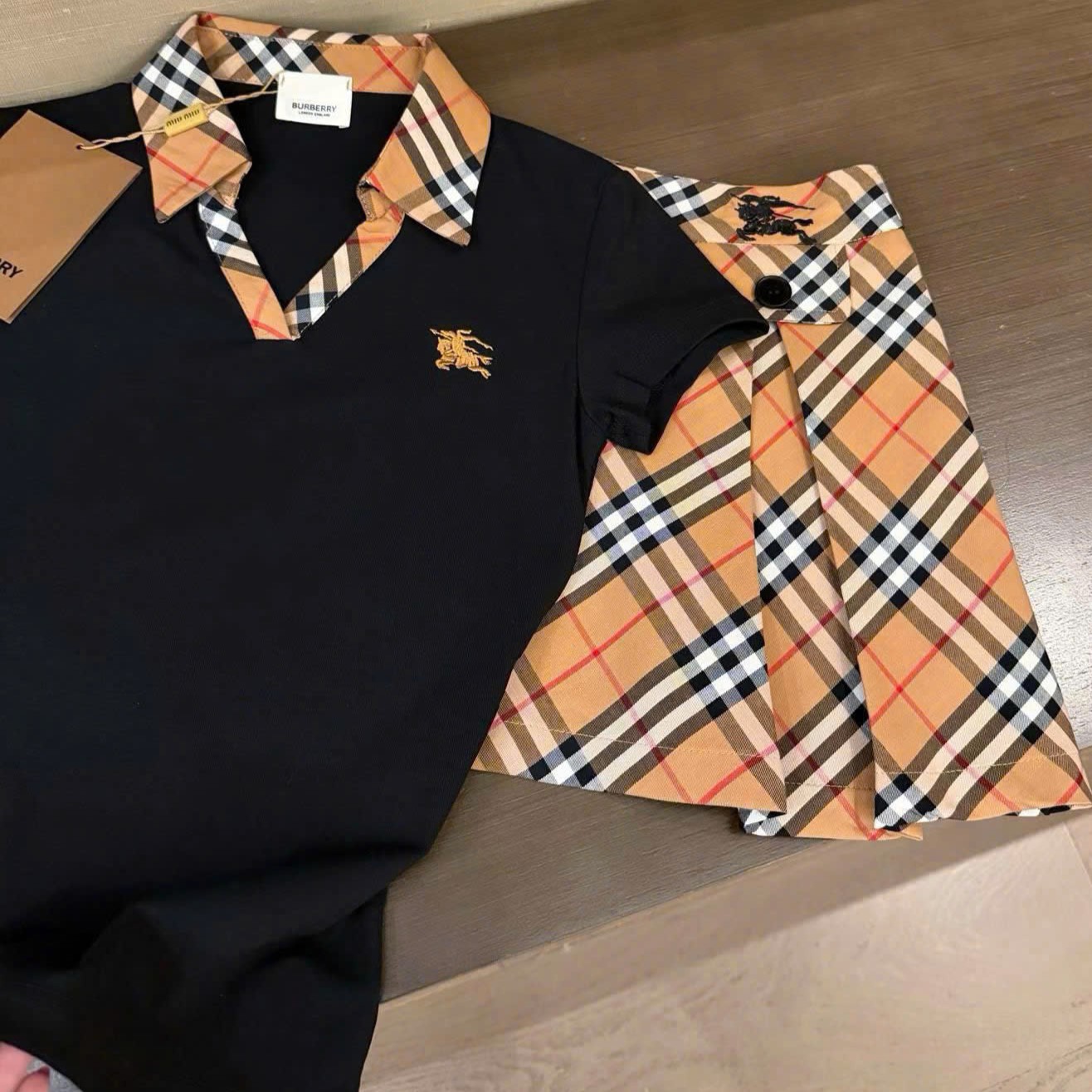 Set áo thun trắng đen cổ phối váy ngắn hồng nâu sọc Burberry 1