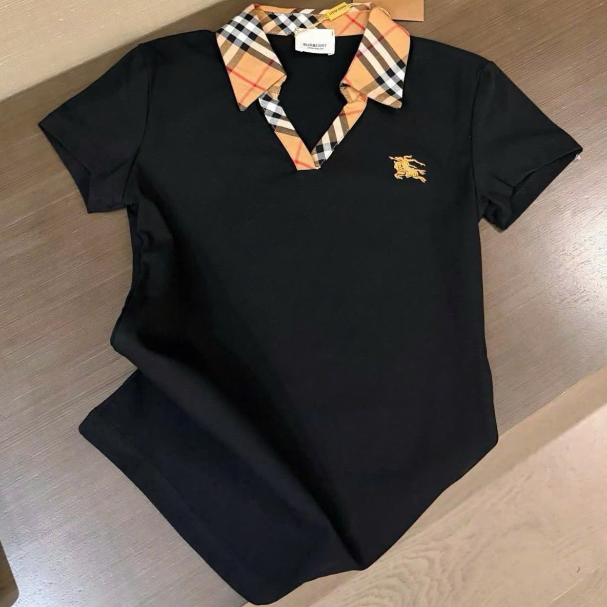 Set áo thun trắng đen cổ phối váy ngắn hồng nâu sọc Burberry 2