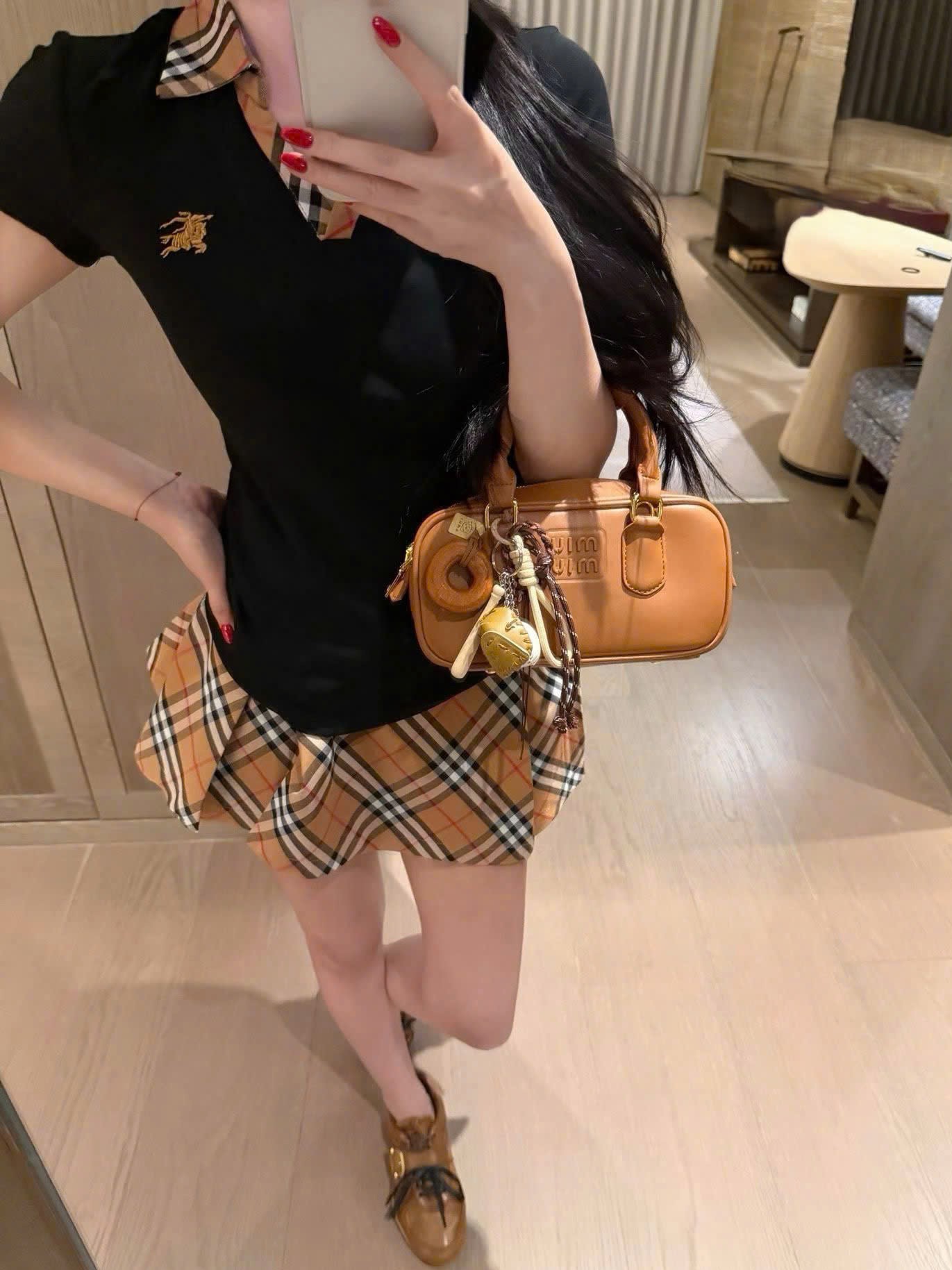 Set áo thun trắng đen cổ phối váy ngắn hồng nâu sọc Burberry 3