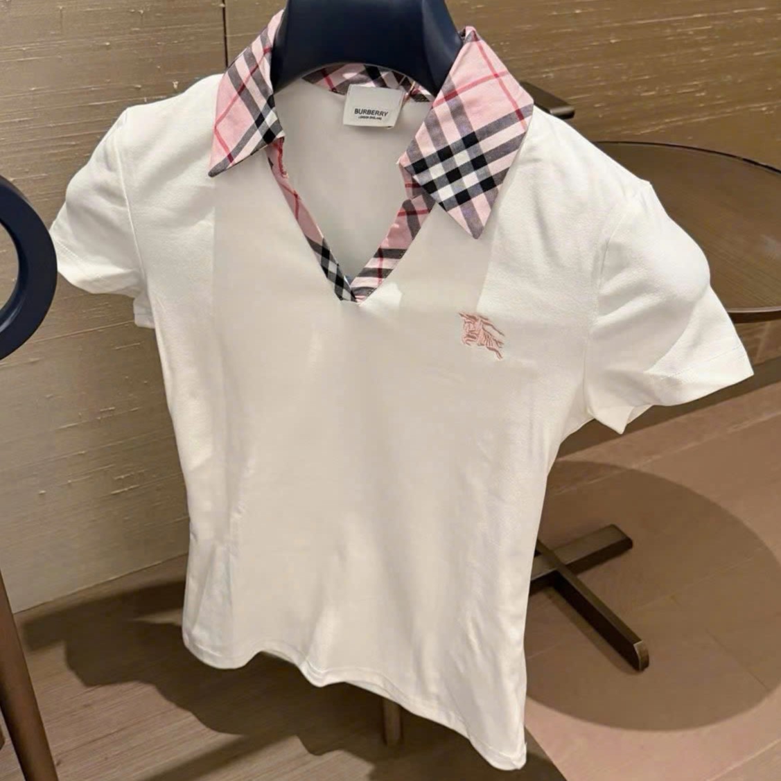 Set áo thun trắng đen cổ phối váy ngắn hồng nâu sọc Burberry 4