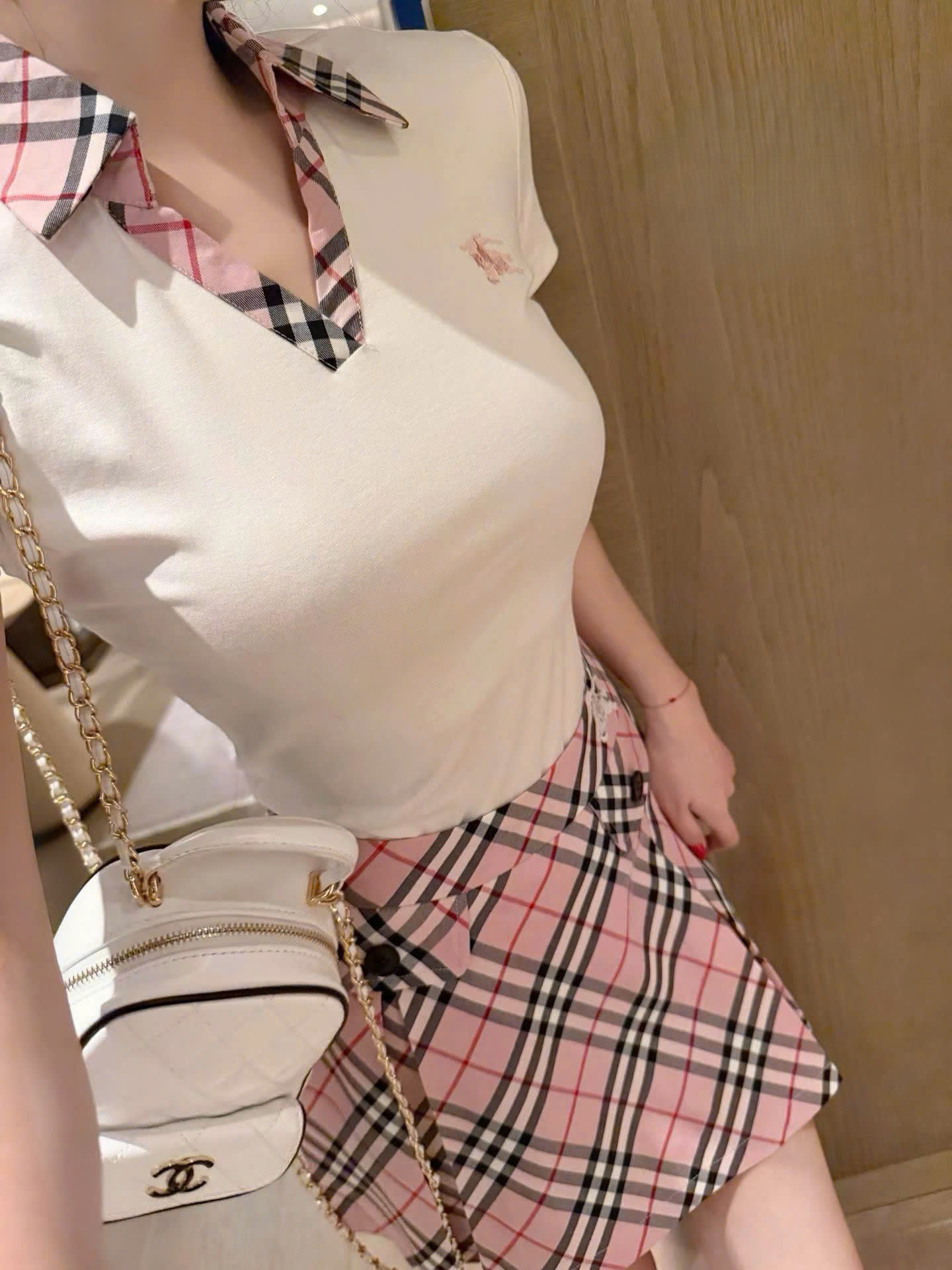 Set áo thun trắng đen cổ phối váy ngắn hồng nâu sọc Burberry 5