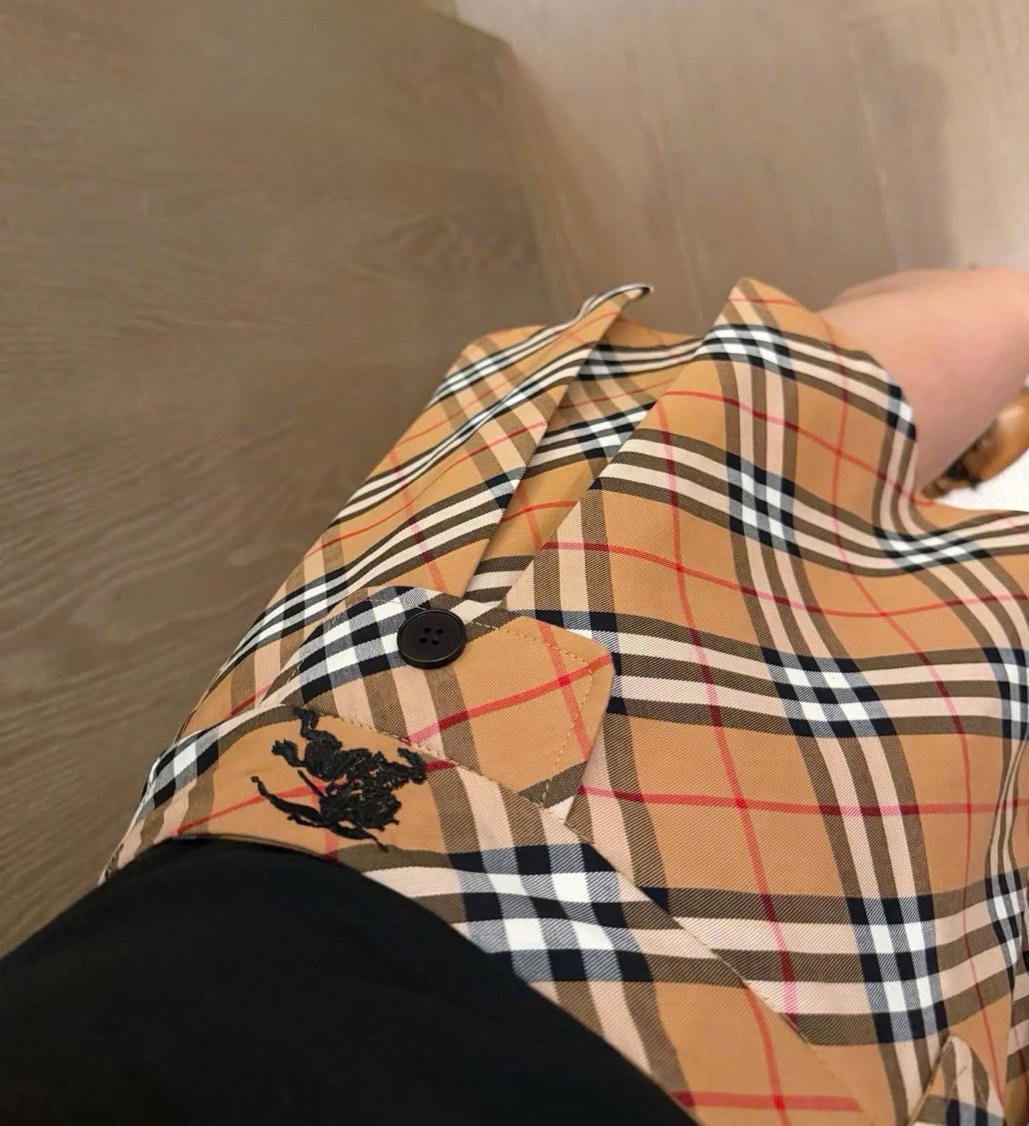 Set áo thun trắng đen cổ phối váy ngắn hồng nâu sọc Burberry 7