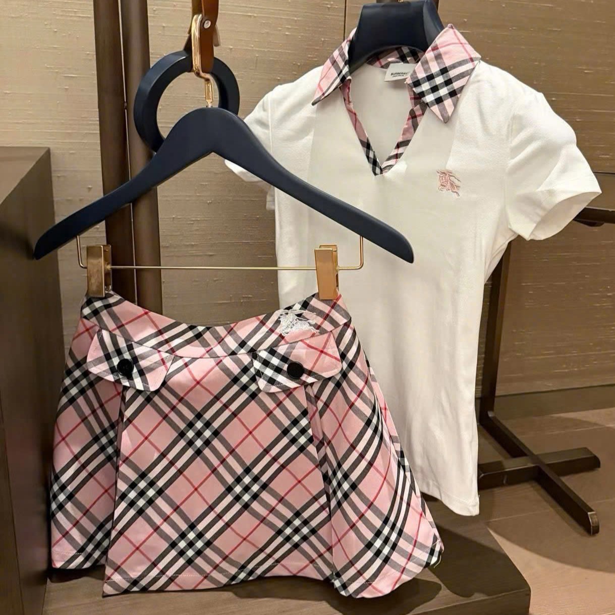 Set áo thun trắng đen cổ phối váy ngắn hồng nâu sọc Burberry 8
