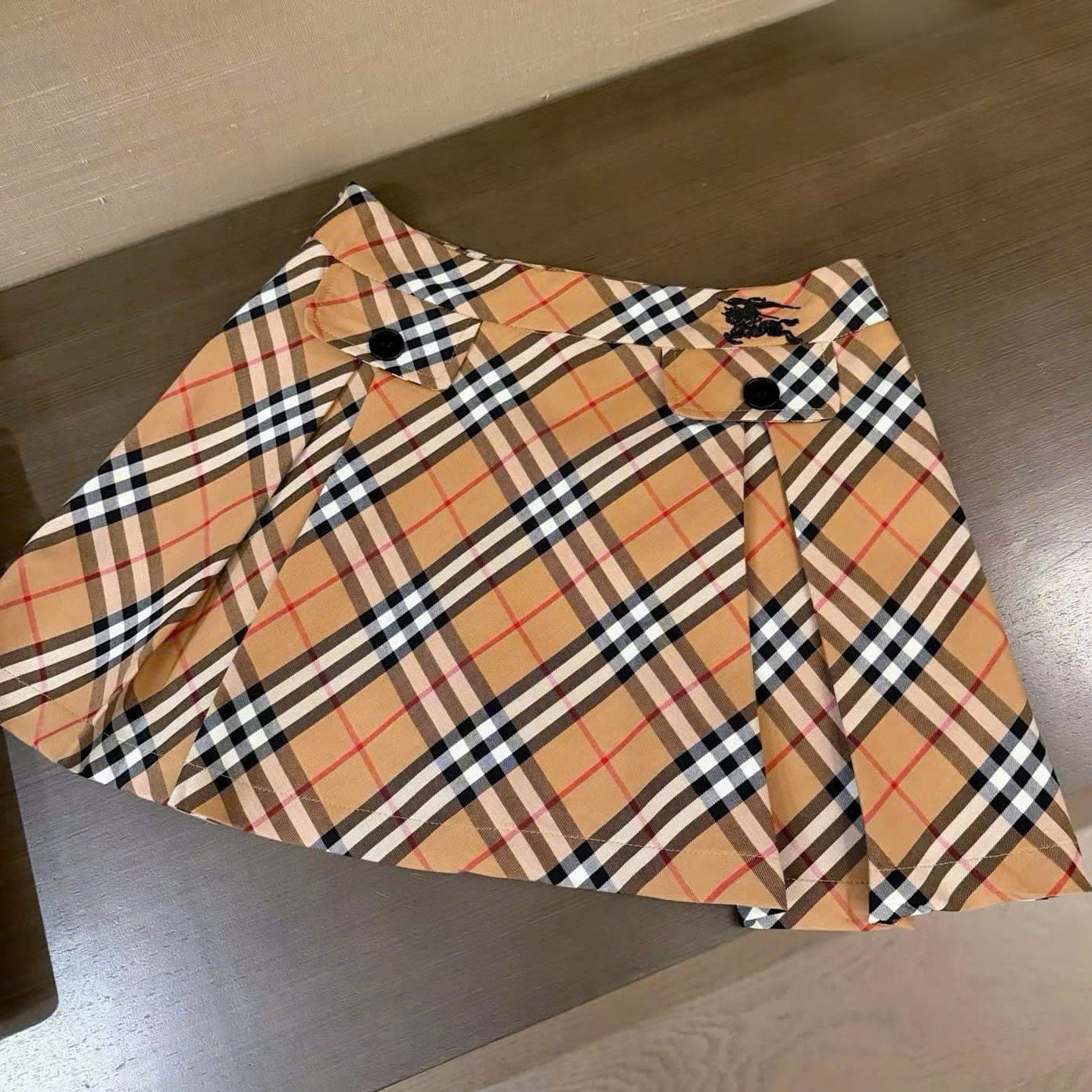 Set áo thun trắng đen cổ phối váy ngắn hồng nâu sọc Burberry 9