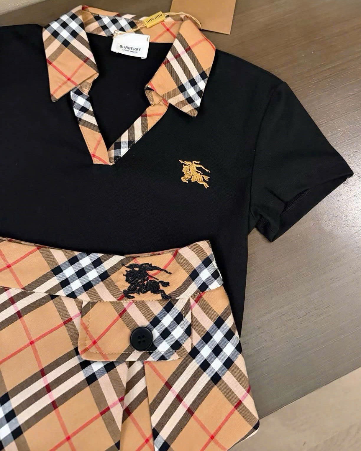 Set áo thun trắng đen cổ phối váy ngắn hồng nâu sọc Burberry 11