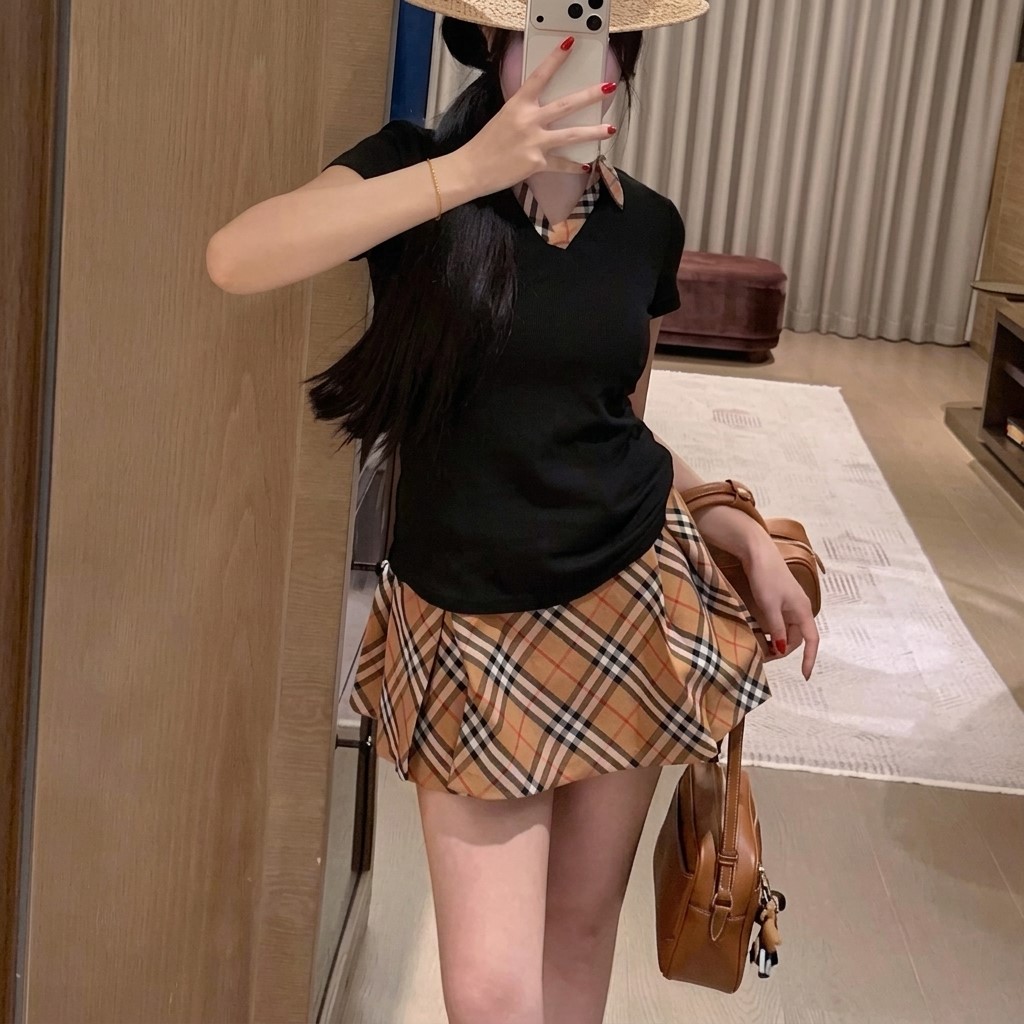 Set áo thun trắng đen cổ phối váy ngắn hồng nâu sọc Burberry 12