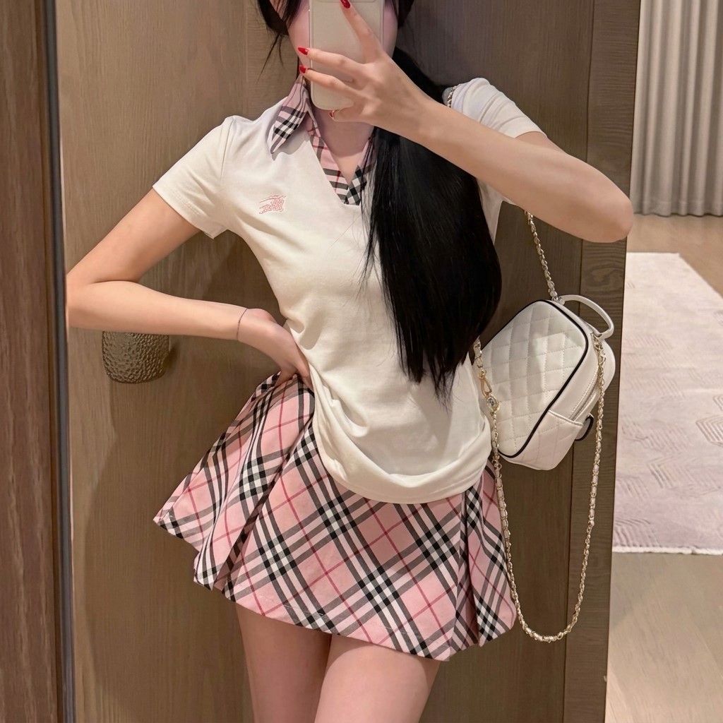 Set áo thun trắng đen cổ phối váy ngắn hồng nâu sọc Burberry 13