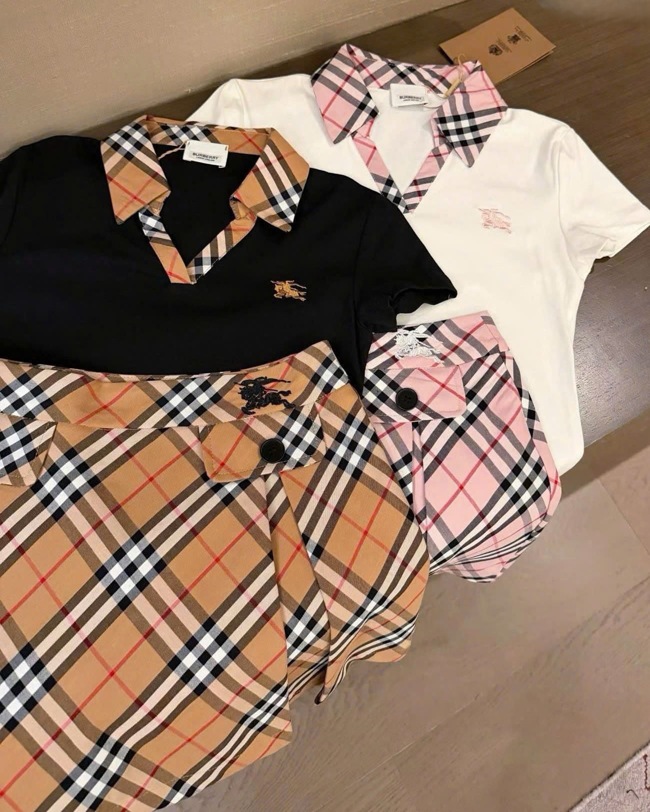 Set áo thun trắng đen cổ phối váy ngắn hồng nâu sọc Burberry 15