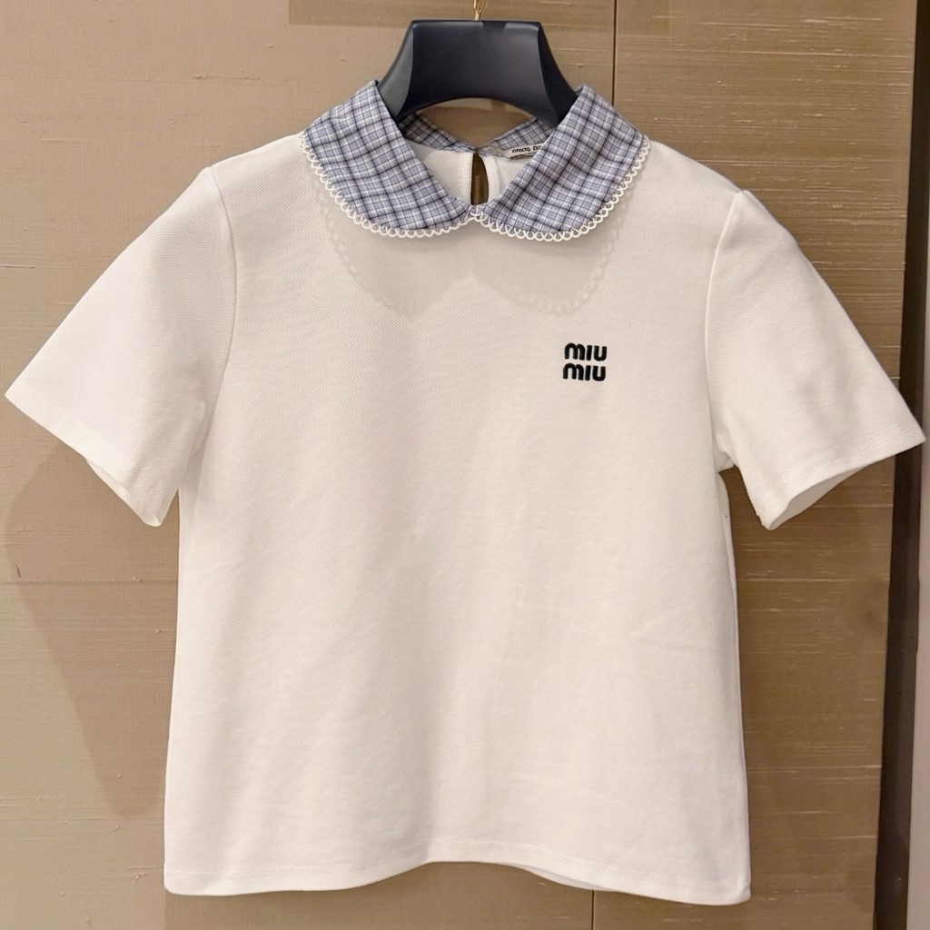 Set áo thun trắng phối cổ xanh váy xếp ly xám Miu Miu 1