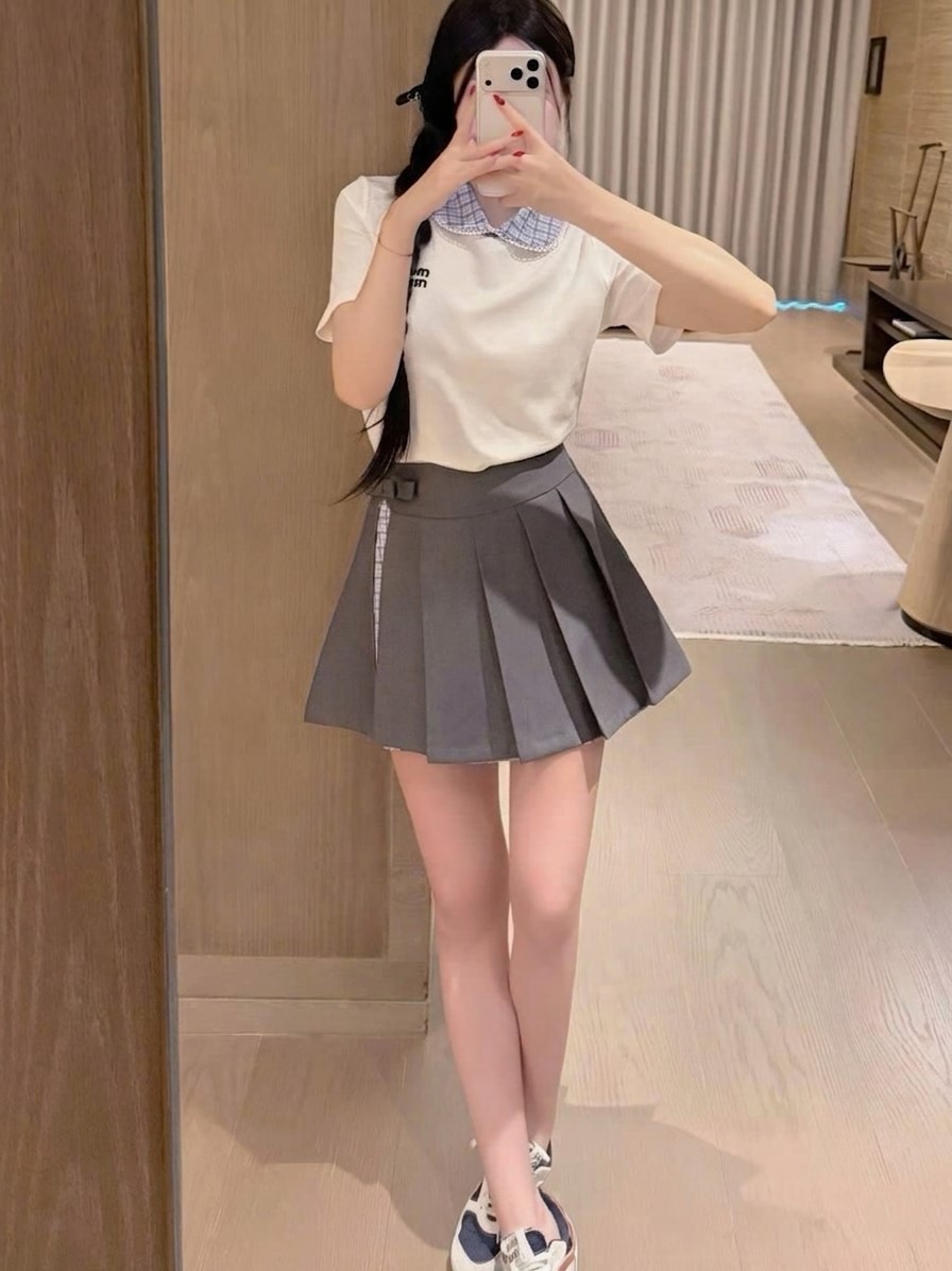 Set áo thun trắng phối cổ xanh váy xếp ly xám Miu Miu 2