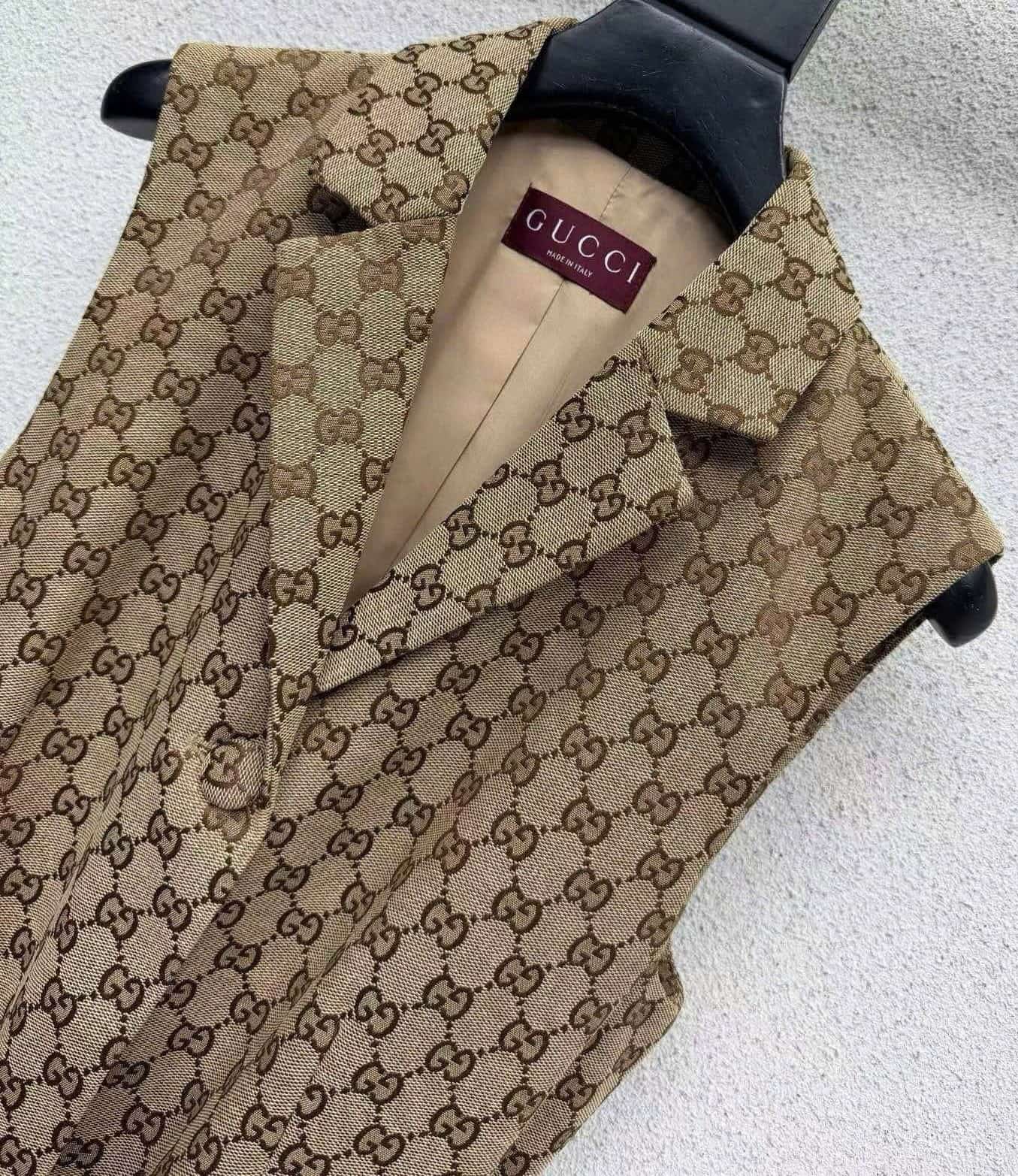 Áo gile Gucci sát nách kèm thắt lưng nâu 1