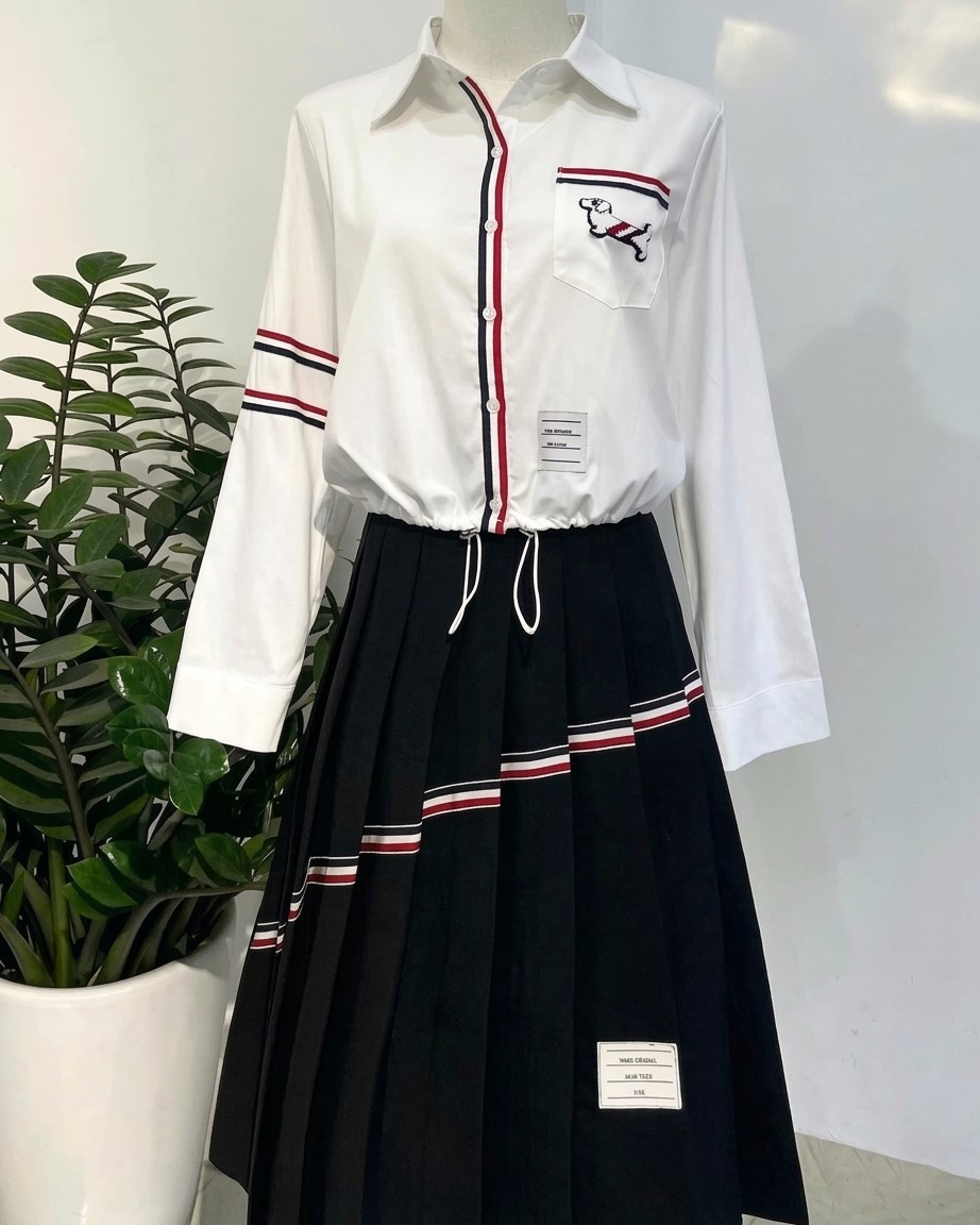 Set áo sơ mi trắng dây rút váy dàu đen Thom Browne 4