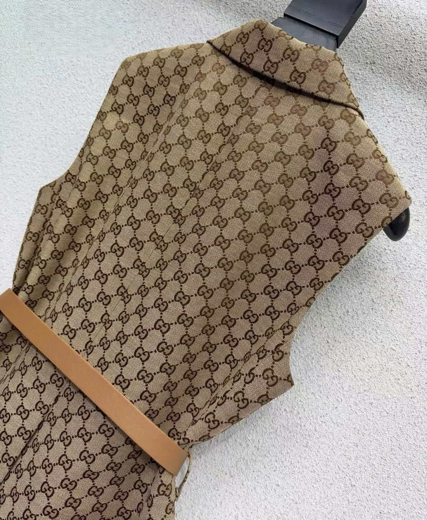 Áo gile Gucci sát nách kèm thắt lưng nâu 4