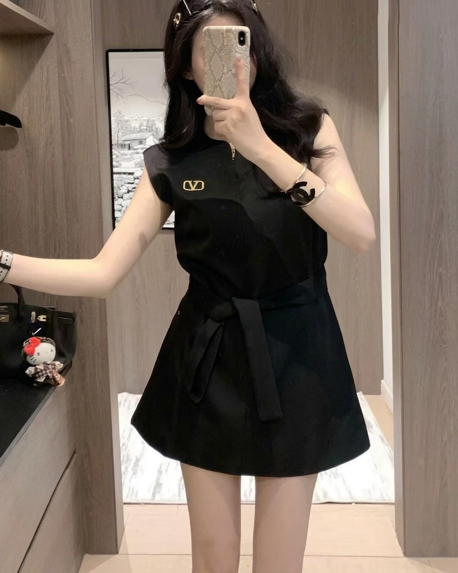 Áo đầm đen ngắn thắt nơ Valentino 2