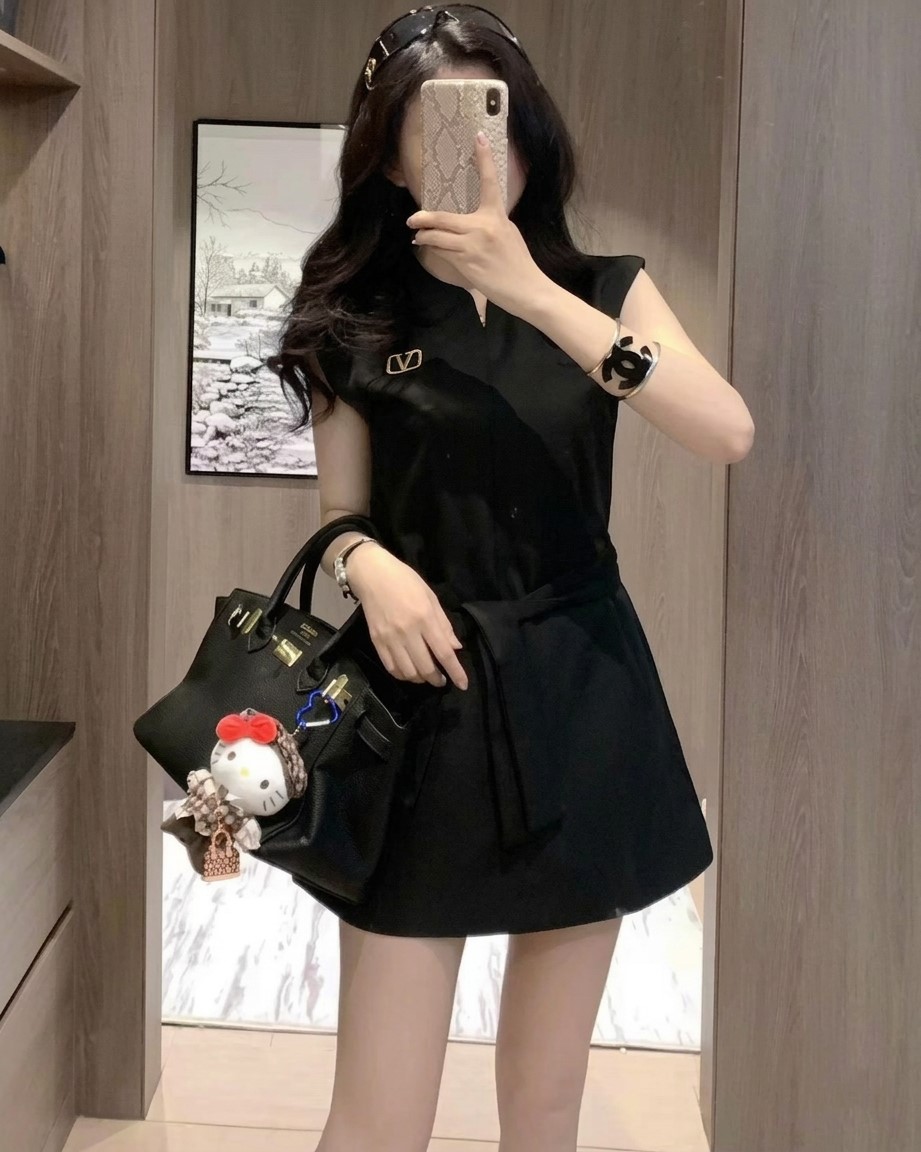Áo đầm đen ngắn thắt nơ Valentino 5