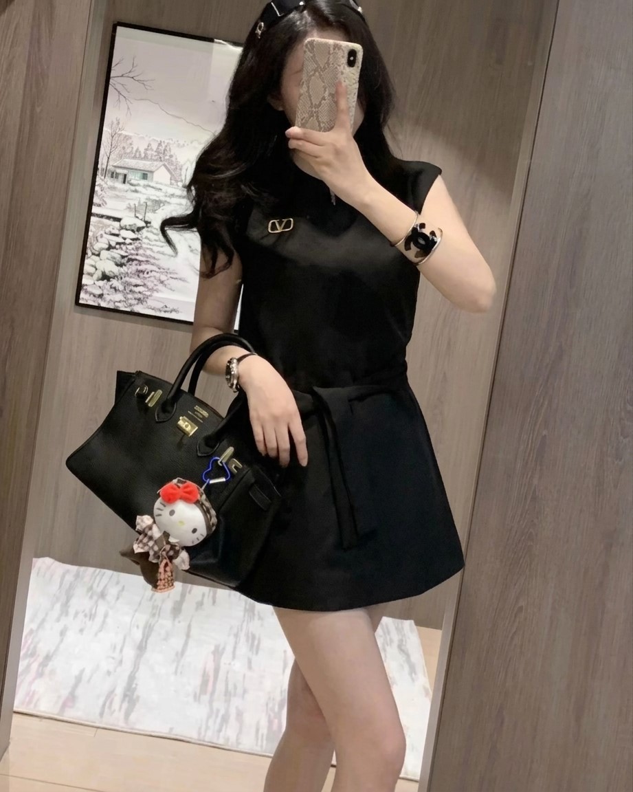 Áo đầm đen ngắn thắt nơ Valentino 6