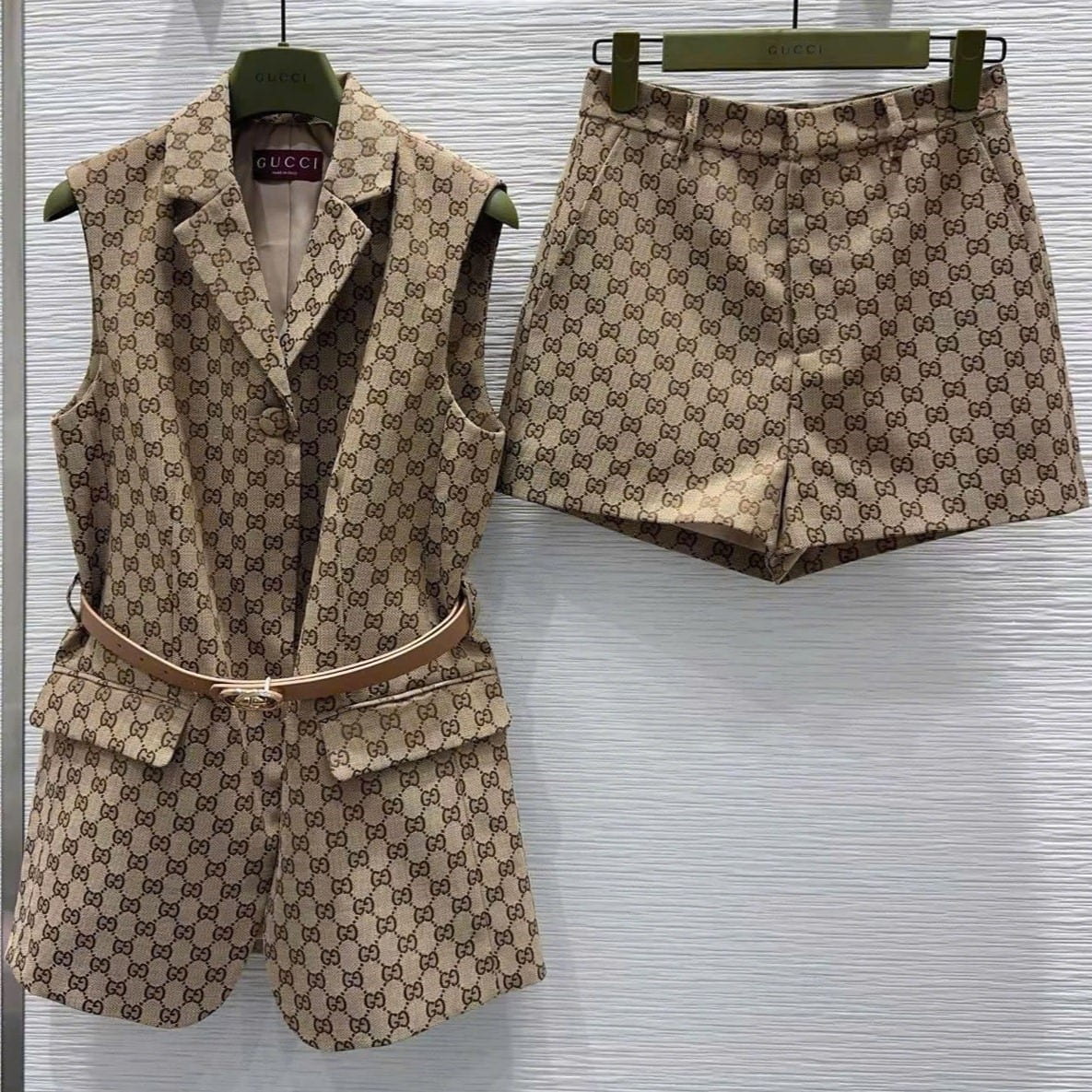 Áo gile Gucci sát nách kèm thắt lưng nâu 6