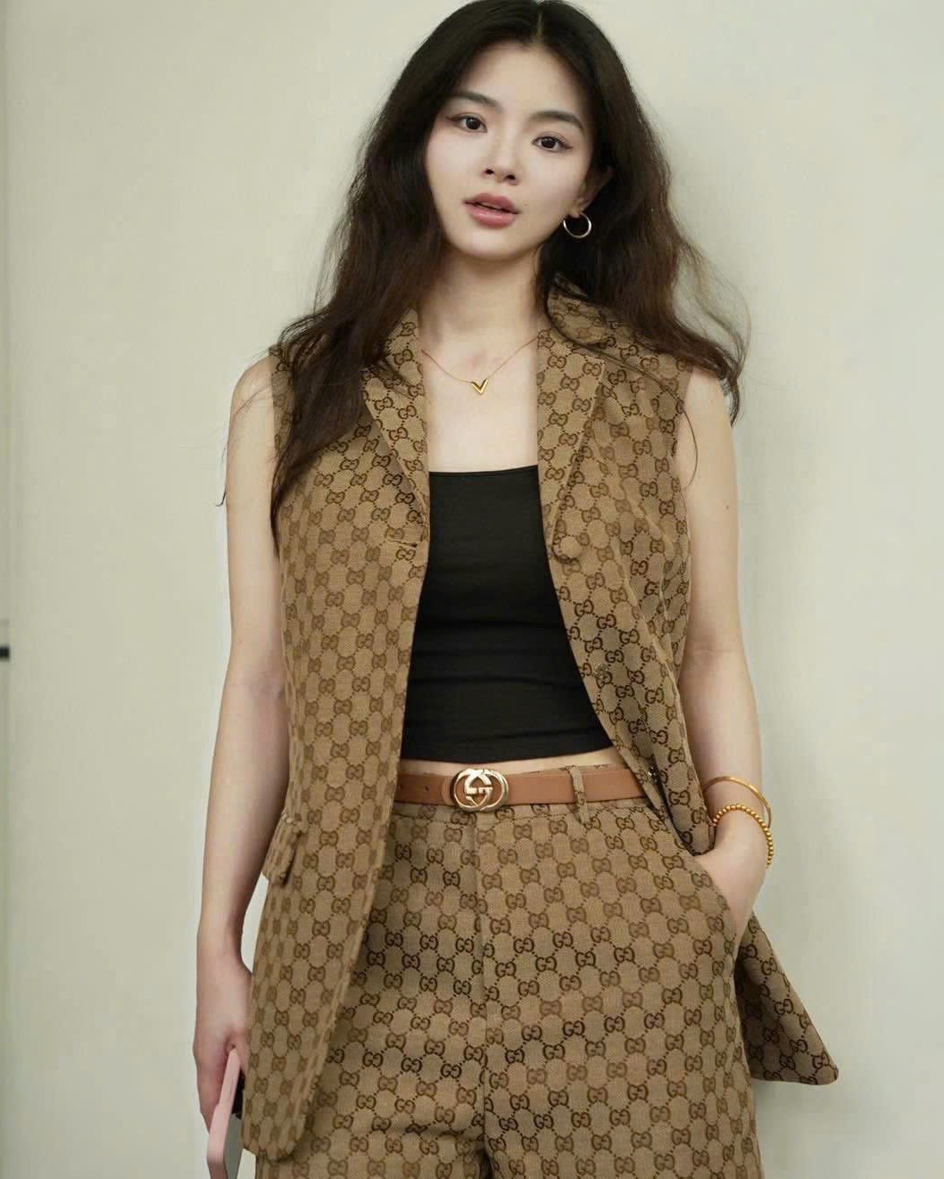 Áo gile Gucci sát nách kèm thắt lưng nâu 5