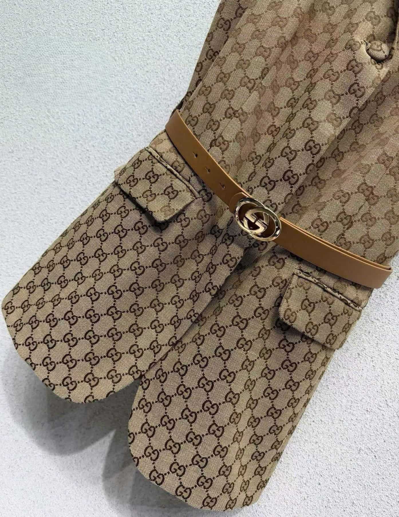 Áo gile Gucci sát nách kèm thắt lưng nâu 7