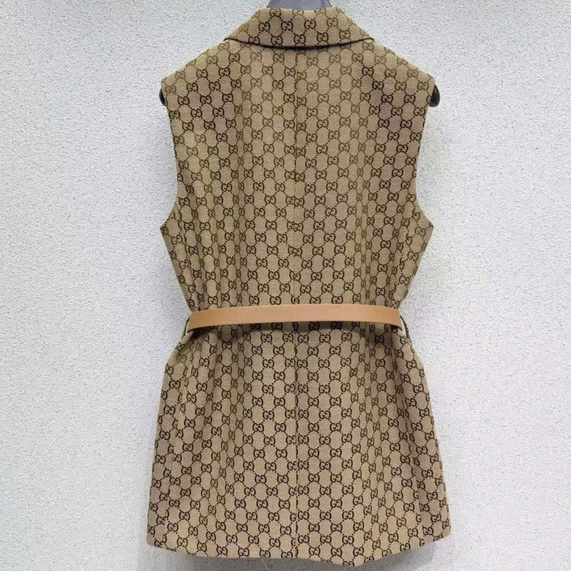 Áo gile Gucci sát nách kèm thắt lưng nâu 8