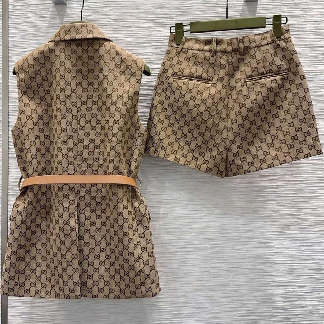 Áo gile Gucci sát nách kèm thắt lưng nâu 12