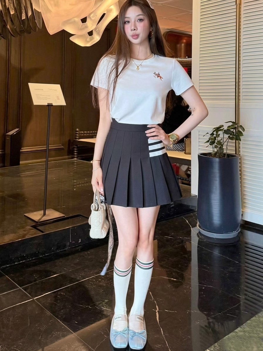 Set áo thun trắng váy xếp ly phối viền trắng Thom Browne 3