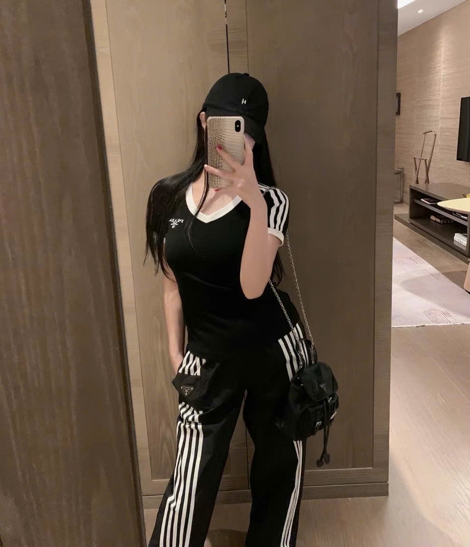 Set bộ áo thun quần dài trắng đen prada 1