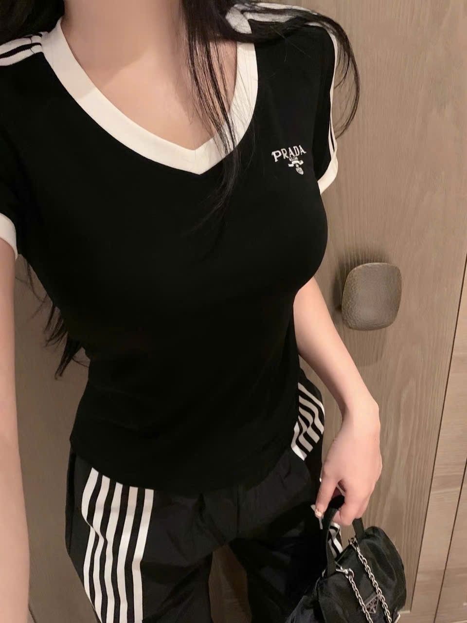Set bộ áo thun quần dài trắng đen prada 2