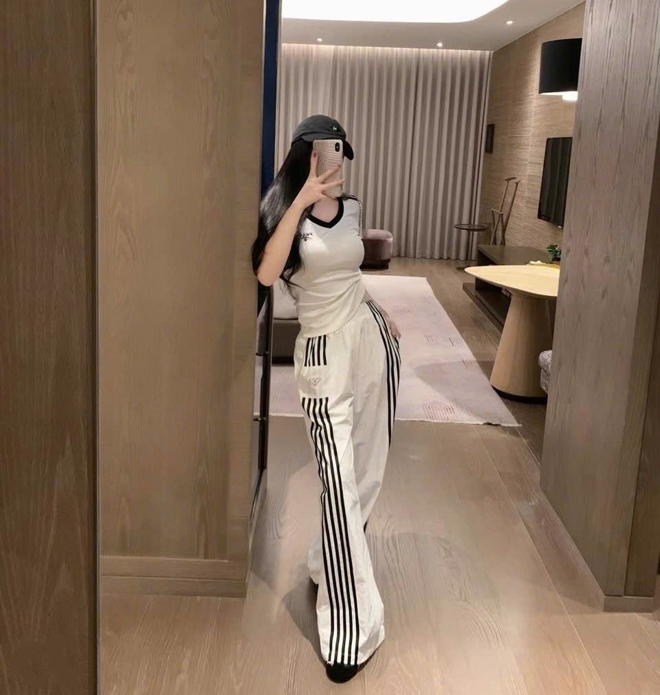 Set bộ áo thun quần dài trắng đen prada 3